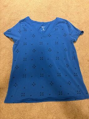Reitmans Essentials Royal Blue Short Sleeve V‑Neck Top with Black Eyelet Detail